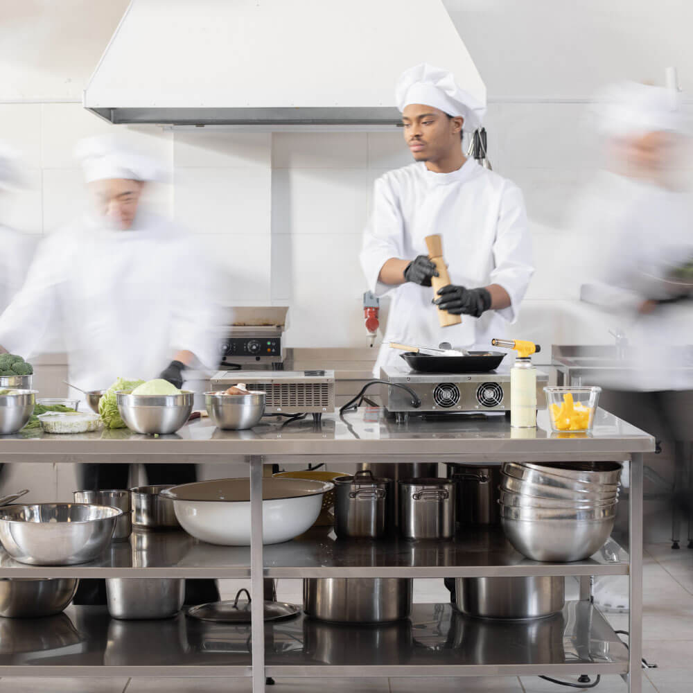 Flera kockar som jobbar som kökspersonal - bilda personal