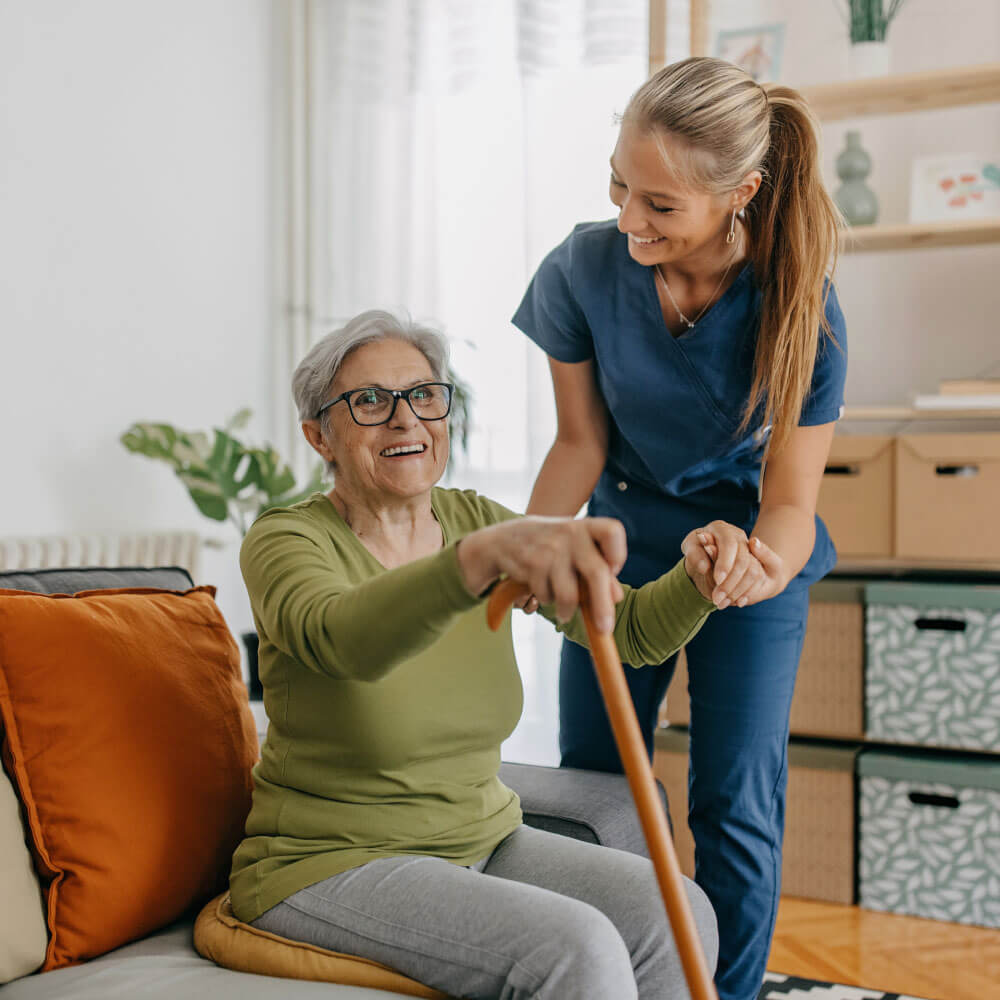 Två glada kvinnor - personal inom omsorg