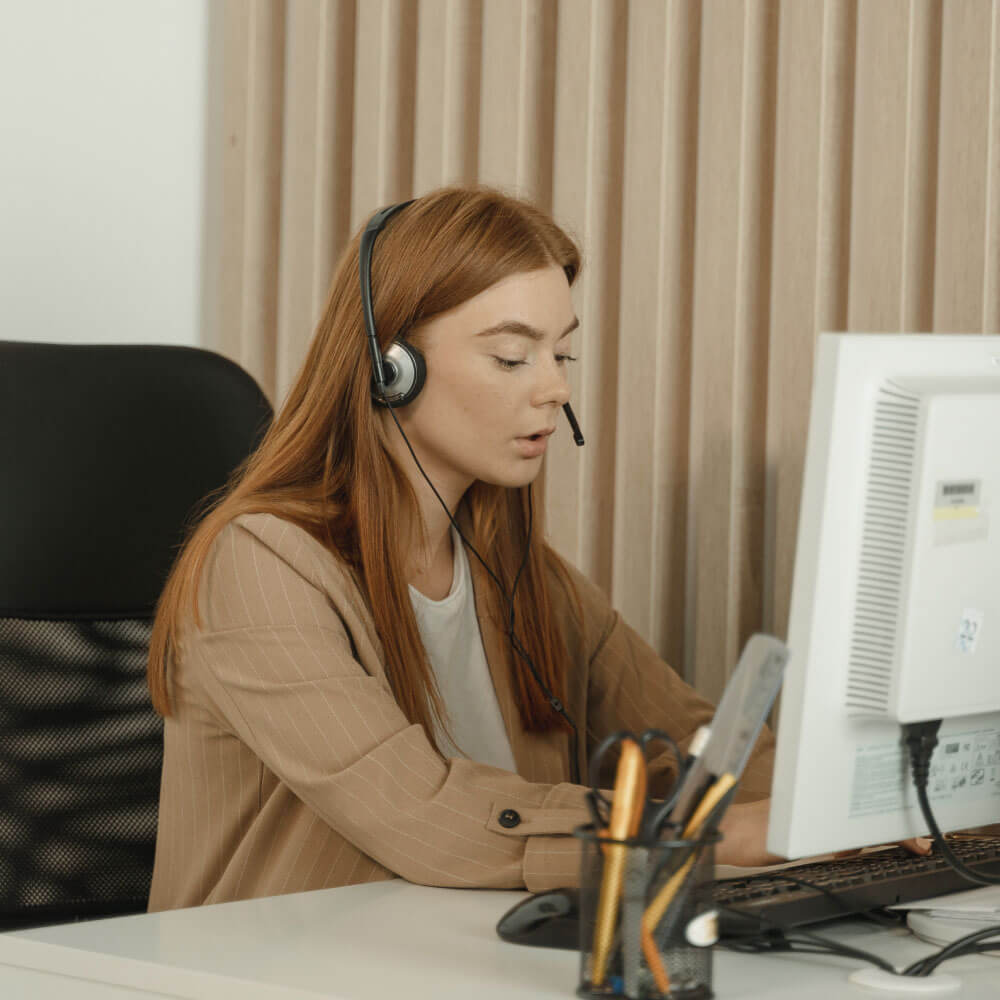 En tjej som jobbar som extra personal inom kontor - bilda personal